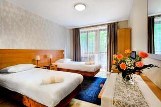 Отель Hotel Galicja Ulanów Двухместный номер с 2 отдельными кроватями и балконом-1